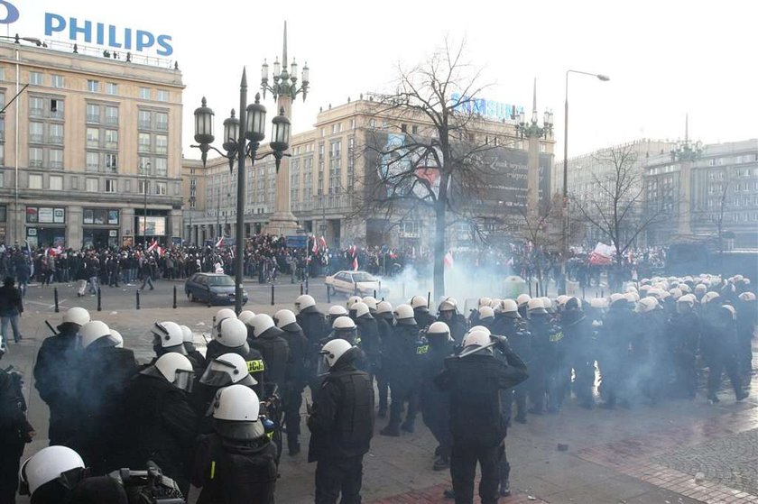 Zadyma podczas Marszu Niepodległości