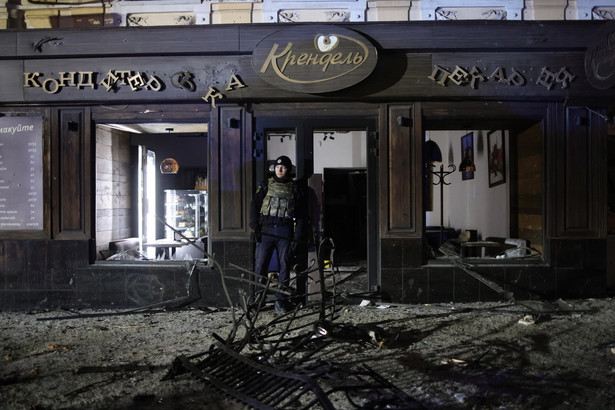 Służby ratunkowe podczas akcji w miejscu rosyjskiego ataku rakietowego w Charkowie