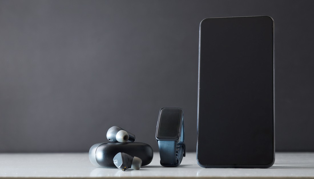 Przekroczone normy ołowiu w smartwatchach i słuchawkach – wyniki kontroli Inspekcji Handlowej