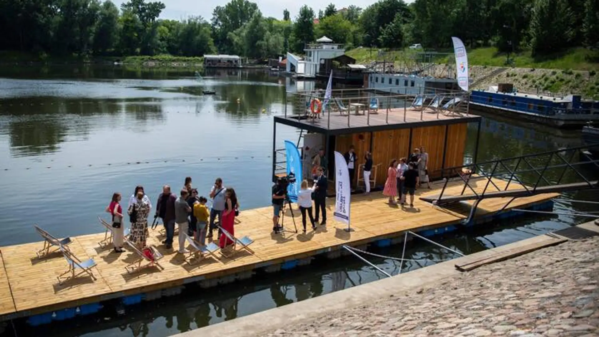 W Warszawie zacumowała pływająca sauna Wisła. Kiedy będzie można z niej skorzystać?