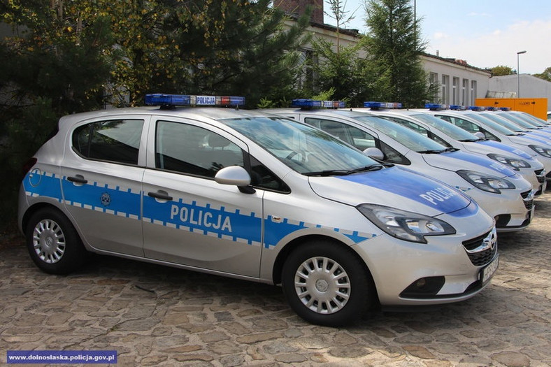 Policja będzie jeździć Corsami