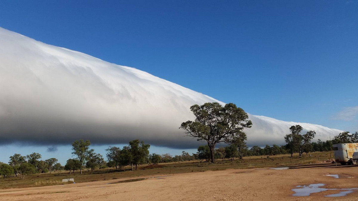 Na granicy australijskich stanów Queensland oraz Nowej Południowej Walii na niebie pojawiła się niezwykła chmura, która przypomniała ogromną rurę nisko zwisającą na niebie albo bardzo długi walec.