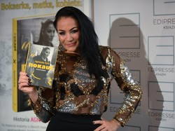 Stanik na wierzchu w środku dnia? Wyjątkowo nieudany strój Agnieszki Rylik na promocji książki. FOTO