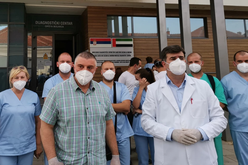 Regionalni koordinator Ministarstva zdravlja za kovid pandemiju, grudni hirurg prof.dr Slobodan Milisavljević i Koordinator OB Novi Pazar dr Mirsad Đerlek ispred bolnice u Novom Pazaru