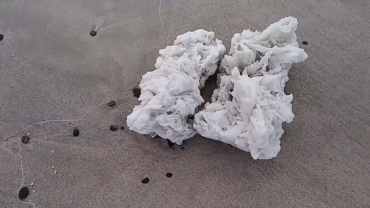 Na piasku leżą tysiące dziwnych białych brył, nawet wielkości stopy, które najbardziej przypominają lód, ale mają z nim niewiele wspólnego.
