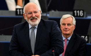 Korekty są niewystarczające. Timmermans oczekuje od polskiego rządu kolejnych zmian