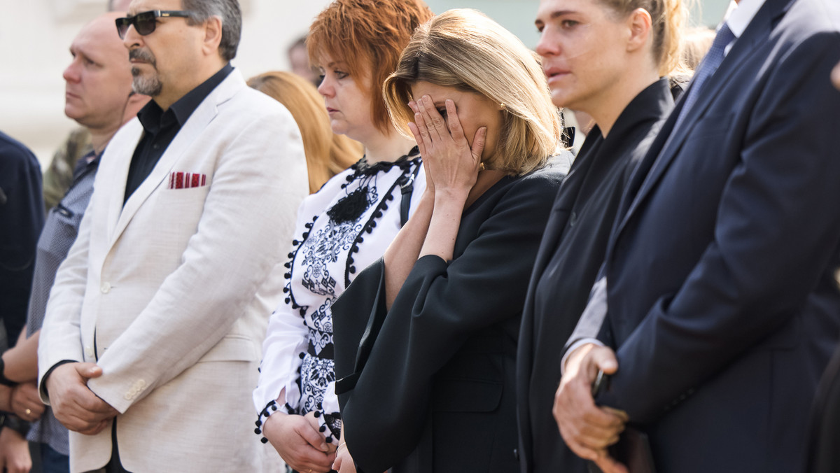 Przed katedrą św. Zofii w Kijowie zawieszono dzwonki, symbolizujące dzieci, które zginęły w wyniku ataku Rosji na Ukrainę. W uroczystości wzięli udział ich bliscy, a także dyplomaci z różnych stron świata. Ołena Zełenska zaapelowała do nich, aby zrobili wszystko, by uchronić te ukraińskie dzieci, które przeżyły. Mówiła to ze łzami w oczach, łamał się jej głos.