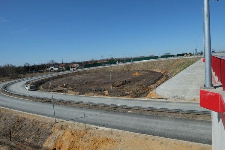 'Wraz z nadejściem wiosny rozpoczynają się prace na kolejnych odcinkach A1 pomiędzy Tuszynem i Częstochową. Na większej części trasy przeprowadzono już wycinkę drzew i prace geodezyjne' – podała GDDKiA.