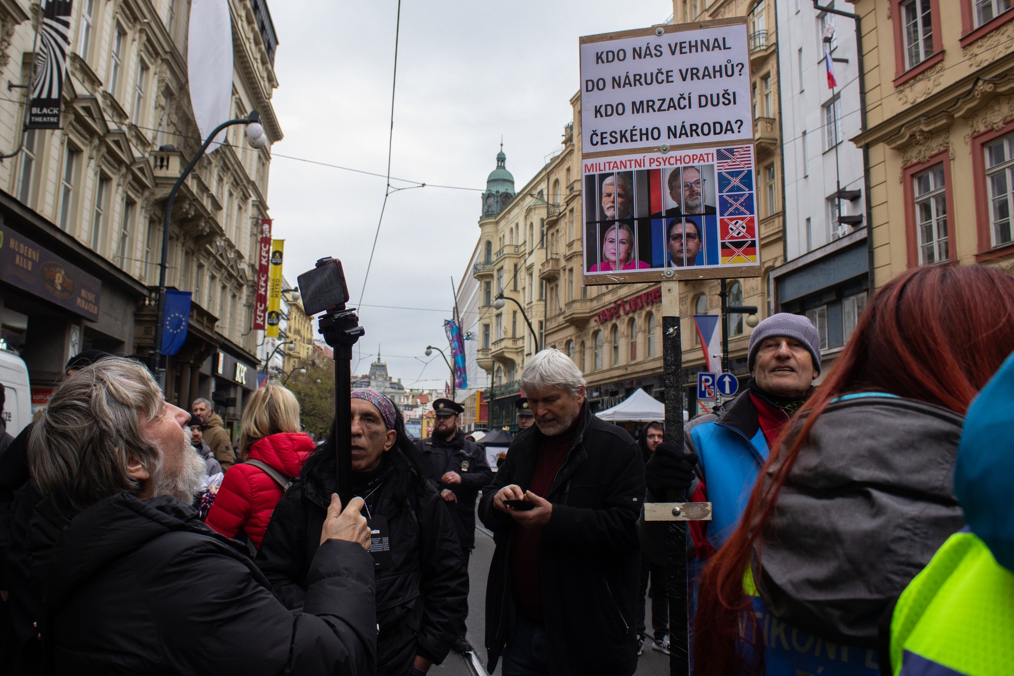 Muž s transparentom spolu s desiatkami ďalších demonštrantov protestuje v Prahe proti súčasnej vláde a prezidentovi.
