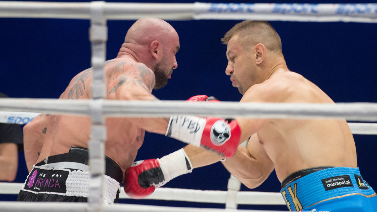 Tomasz Adamek pokonał Przemysława Saletę w walce wieczoru podczas gali Polsat Boxing Night w Łodzi. "Góral" od początku pojedynku dominował i z rundy na rundę stopniowo osłabiał swojego przeciwnika. Po starciu piątym siedzący w narożniku Saleta zasygnalizował, że kontuzja barku nie pozwala mu na kontynuowanie walki. Jego sekundanci poddali zawodnika.