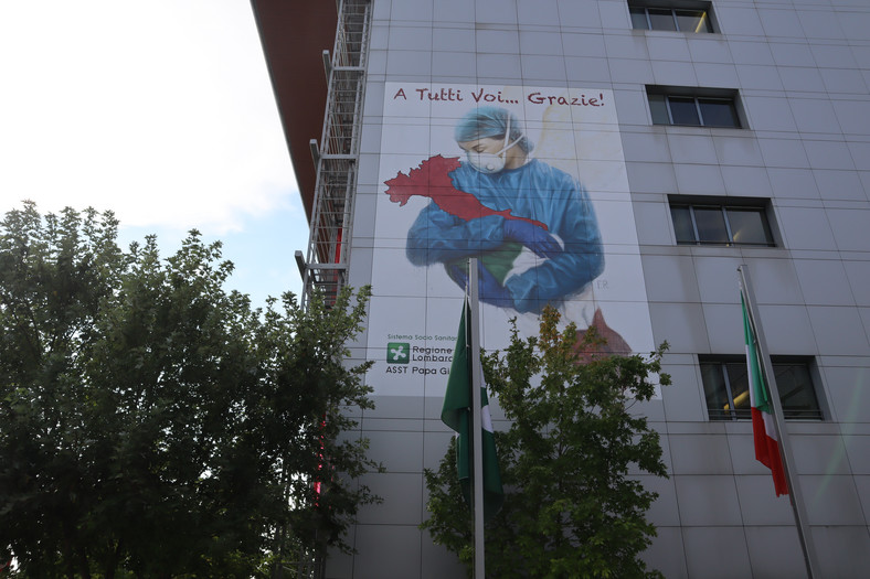 Mural Franco Rivolli namalowany na ścianie szpitala