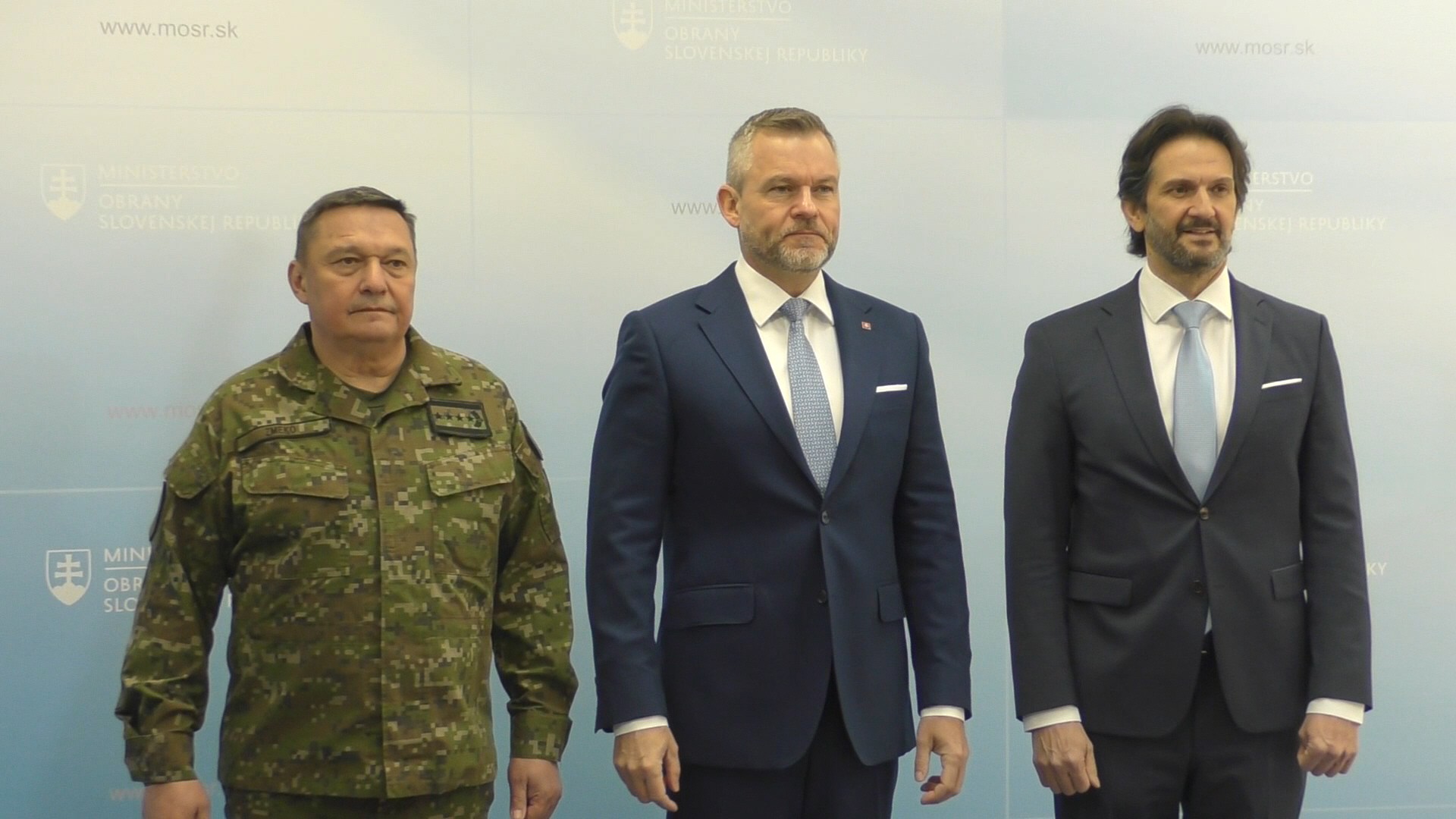 Na snímke prezident SR Peter Pellegrini (uprostred), náčelník Generálneho štábu Ozbrojených síl (OS) SR Daniel Zmeko a vpravo minister obrany Robert Kaliňák (Smer-SD). 