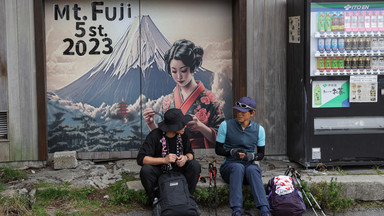 Święta góra w Japonii Fudżi "krzyczy" zadeptana przez turystów