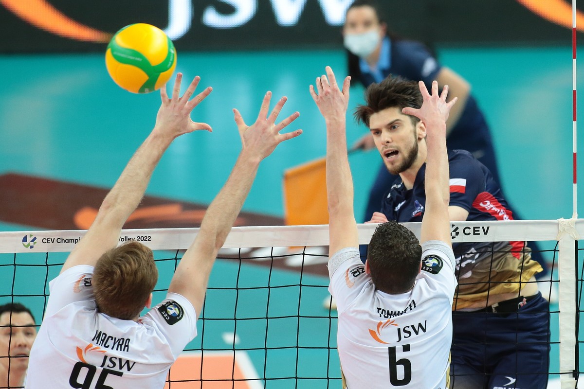 Siatkarze Jastrzębskiego Węgla Jakub Macyra (L) Benjamin Toniutti (C) oraz Aleksander Śliwka (P) z Grupy Azoty ZAKSA Kędzierzyn-Koźle podczas pierwszego meczu półfinałowego Ligi Mistrzów