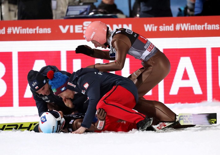 Piotr Żyła (L), Dawid Kubacki (P) i Stefan Hula (C), cieszą się ze zwycięstwa Kamila Stocha (dół) w czwartym konkursie Turnieju Czterech Skoczni w Bischofshofen