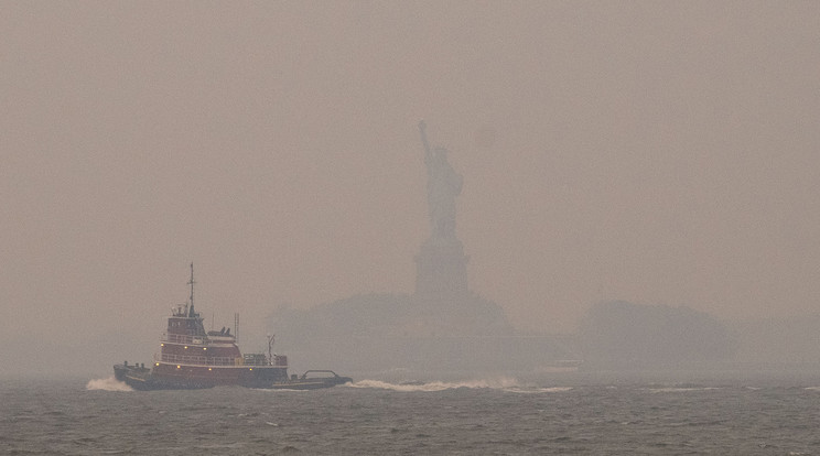 Alig látszik a New York-i kikötőben található Szabadság-szobor