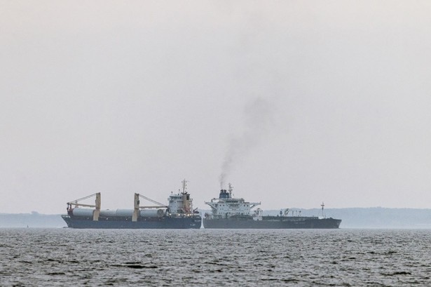 Rosyjska ciemna flota: ekologiczna bomba zegarowa na Morzu Bałtyckim. Środowisko, ekologia Agerso na Bałtyku. Tankowiec Sahow Turbo Voyager, po prawej, przepływa w odległości 600 metrów od statku towarowego BBC Lisbon u wybrzeży Agerso w Danii, w czwartek 15 sierpnia 2024 r.