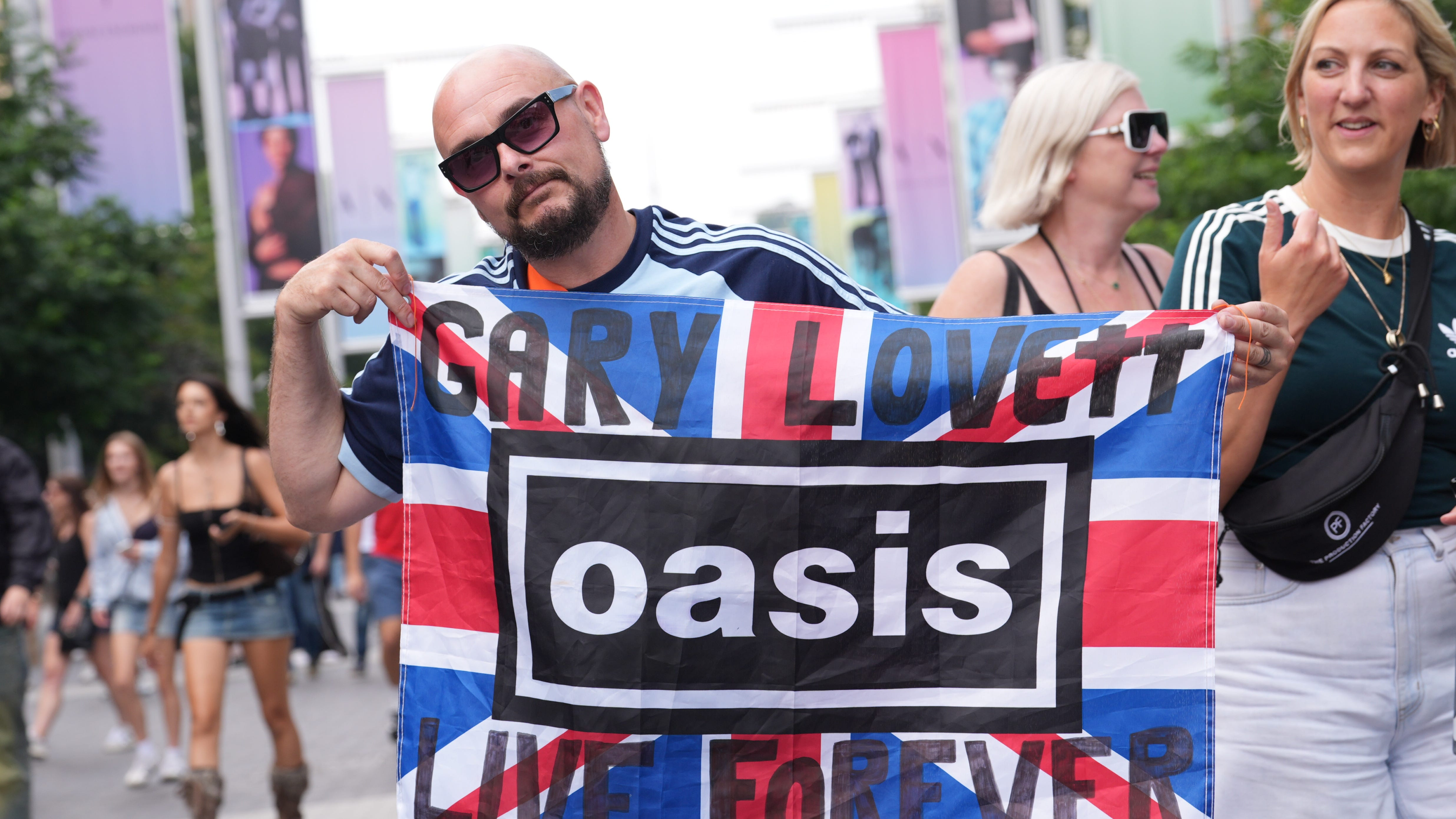 Oasis dedicate song to Ozzy Osbourne at Wembley return