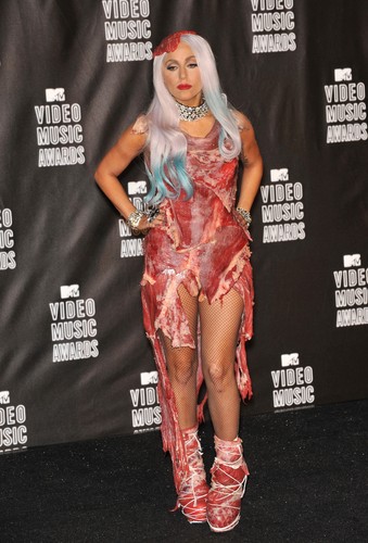 Lady GaGa w słynnym 'mięsnym jeżu' na gali MTV Video Music Awards w Los Angeles w 2010 roku