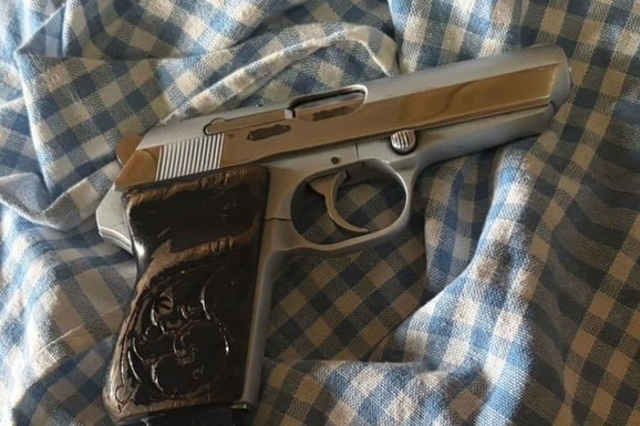 UHAPŠEN ČLAN ORGANIZOVANE KRIMINALNE GRUPE Velika akcija policije u Baru: Pronađena droga, oružje i vagica za precizno merenje