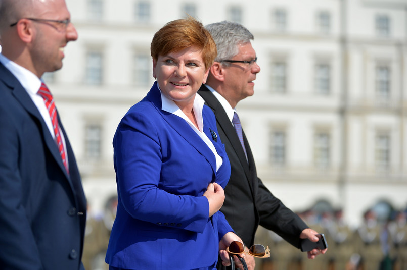 Ułatwienia dla przedsiębiorstw Najpierw kandydatka PiS na premiera. Szydło ma więc konkretne propozycje skierowane do przedsiębiorców. Chciałaby między innymi, aby 40 procent środków z zamówień publicznych było przeznaczone dla małych i średnich przedsiębiorstw, żeby były one uprzywilejowane w zamówieniach samorządowych, a pełne obciążenie firm daninami publicznymi miałoby nastąpić po 24 miesiącach. Ponadto Szydło proponuje wprowadzenie mechanizmu zaliczkowania wpłat dla wykonawców i podwykonawców oraz kasowego rozliczenia VAT. Zmienione miałoby być także prawo upadłościowe, umożliwiając tzw. drugi start. Przedsiębiorcom pomogłoby również ograniczenie obowiązków dot. dokumentacji w związku z kosztem uzyskania przychodu, ograniczenie obowiązków szkoleń, konsolidacje służb inspekcyjnych, wprowadzenie zasady, że dokumentu urząd może żądać tylko raz czy rozwiązania, że jeżeli bank komercyjny odrzuca biznesplan, będzie on kierowany do państwowego Banku Gospodarstwa Krajowego. Szydło chciałaby też wprowadzić prawo podatkowe oparte o trzy P: prorozwojowe, przejrzyste, proste. Oprócz niektórych propozycji wymienionych powyżej, służyć ma temu obniżenie VAT-u do 22 procent, CIT - do 15 proc. dla małych przedsiębiorstw, odliczenie pełnych wydatków inwestycyjnych w roku ich poniesienia, czyli 100-procentowa amortyzacja oraz kwartalna zaliczka podatkowa dla wszystkich podmiotów. >>Czytaj też - PiS: Prezesów spółek państwowych trzeba rozliczać z podejmowanych działań