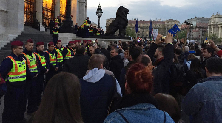 Rendőrök állják el a tüntetők útját / Fotó: Kozák Dániel