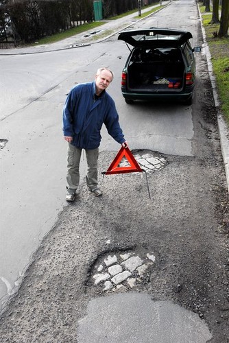 10.03.2007Poznan dziura z trojkatemn/z Jaroslaw Pietkiewicz przy dziurze na ul Poludniowejfoto Wojtek Wardejn
