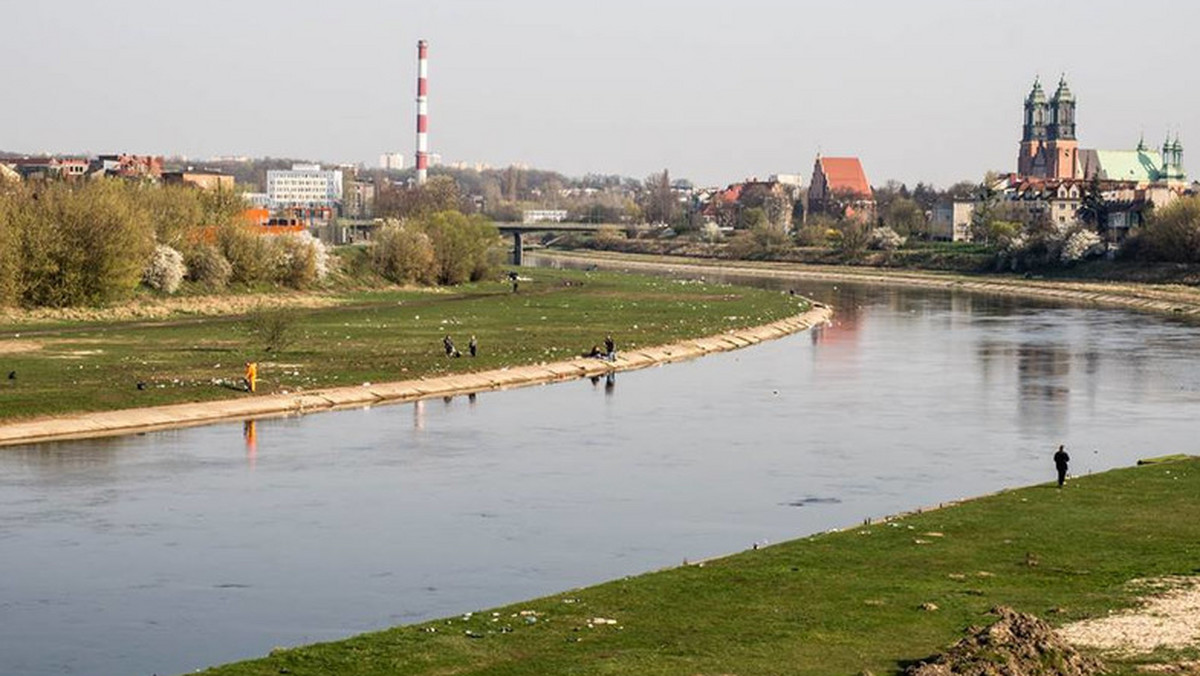 Okres wakacyjny to czas, kiedy nad Wartą wypoczywa mnóstwo poznaniaków. Szczególnie popularne jest grillowanie w pobliżu rzeki. Niestety nadal wiele osób zapomina, że ich obowiązkiem jest posprzątanie po sobie. Dlatego Poznań prowadzi akcję edukacyjną, zachęcającą mieszkańców, aby dbali o czystość nad Wartą. Pomagają im w tym... święci.