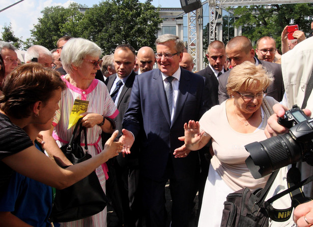 Jedz jabłka z Komorowskim. "Jeszcze nikt nie wygrał wojny ekonomicznej"