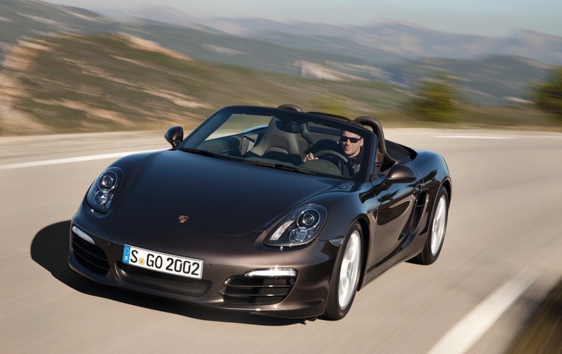 Z PDK porsche boxster spala 7,7 l/100 km, Boxster S - 8,0 l/100 km. Z tą skrzynią na pokładzie pierwszy model przyspiesza od zera do 100 km/h w 5,7 s, Boxster S potrzebuje na takie przyspieszenie zaledwie 5,0 s