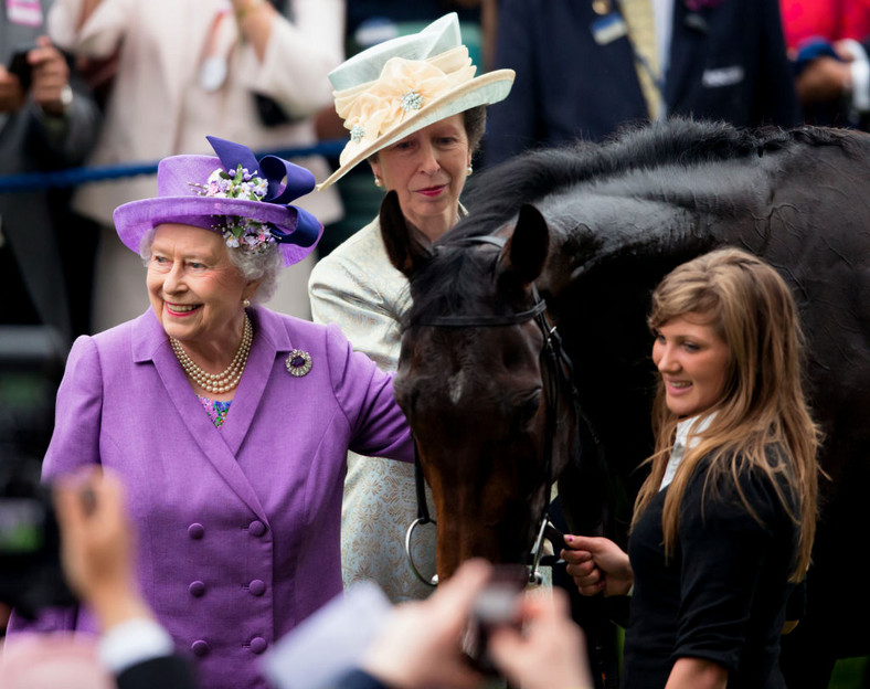 Królowa Elżbieta II i księżniczka Anna podczas zawodów Royal Ascot w 2013 roku