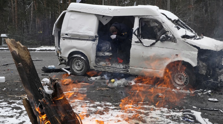 Orosz támadásban megrongált járműben ül egy férfi a Kijev szomszédságában lévő Brovariban 2022. március 1-jén. Vlagyimir Putyin orosz elnök február 24-én rendelte el katonai művelet végrehajtását Ukrajnában / Fotó: MTI/AP/Efrem Lukackij