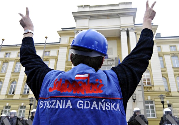 Po 1989 roku Solidarność nie umarła, jest wiecznie żywa pod sztandarem NSZZ Solidarność zszeszając związki zawodowe z całego kraju.