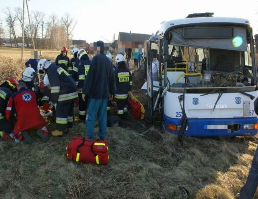 Wjechał autobusem pod pociąg. Został skazany!