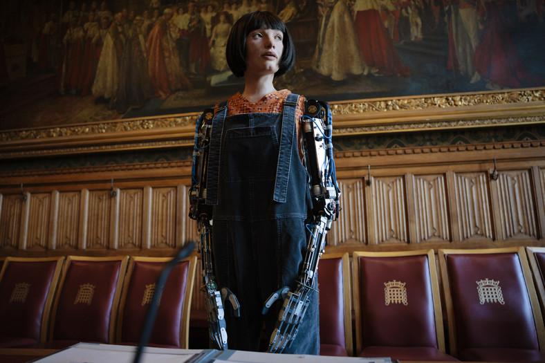 Robot Ai-Da, pierwszy robot artysta posługujący się sztuczną inteligencją, przemawia przed komisją ds. cyfrowych Izby Lordów w Londynie, październik 2022 r. Ai-Da odpowiadała na pytania dotyczące zagrożeń ze strony SI