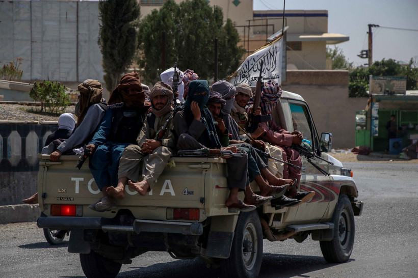 Talibowie w ciągu zaledwie kilku tygodni opanowali niemal cały Afganistan; 15 sierpnia przejęli kontrolę nad Kabulem.