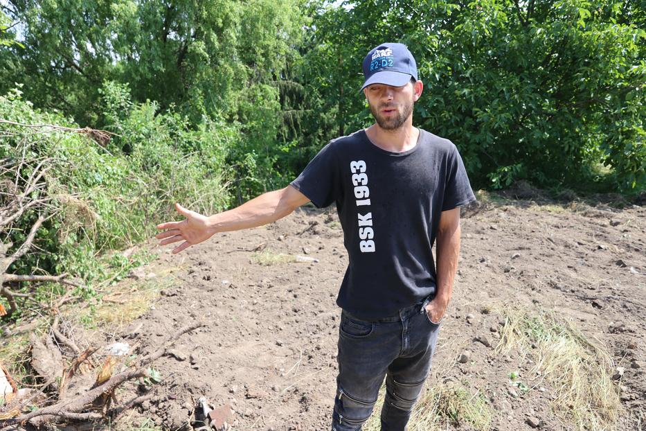 A lányok testvére, Attila mutatja, hol találtak rá Krisztina maradványaira / Fotó: Fuszek Gábor