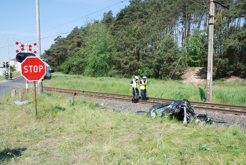 Rozpędzony wjechał prosto pod pociąg. Kierowca zmarł