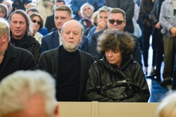 Internautka krytykuje Grocholę za udział w pogrzebie Urbana. Jak tłumaczyła się pisarka?