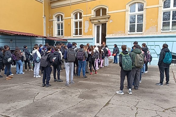 PETAR KOČIĆ I PADEŽI NAMUČILI OSMAKE Mali maturanti danas polagali probni test iz srpskog jezika, a zbog ovih pitanja su se hvatali za glavu