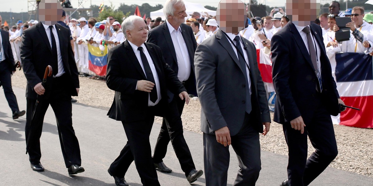 Jarosław Kaczyński i Ryszard Terlecki w otoczeniu ochrony