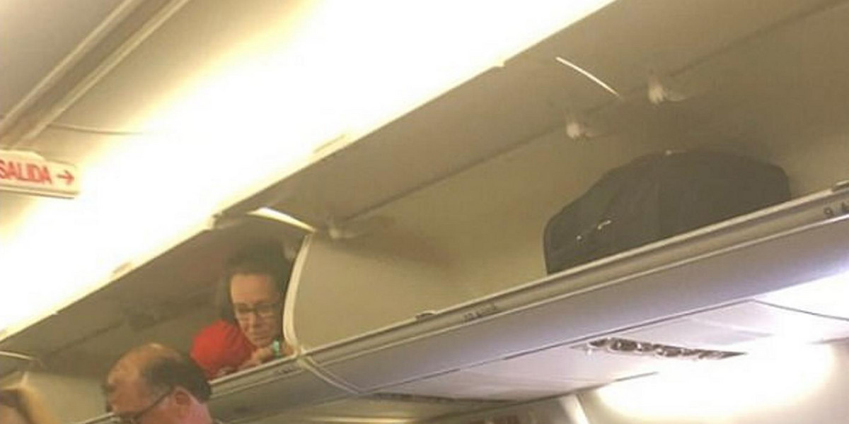USA: stewardessa samolotu schowała się w schowku na bagaże