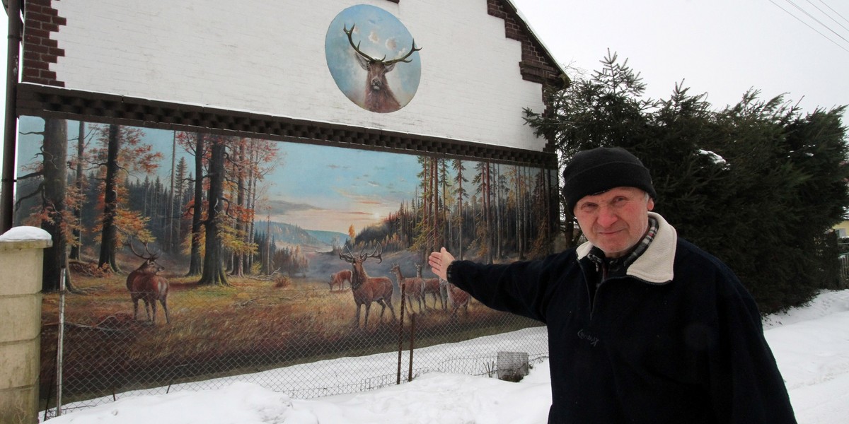 Edward Kułak ze wsi Lublino (woj. zachodniopomorskie) na ścianach ma malowidła jak w jakimś pięknym dworze