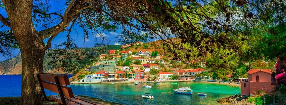 Kefalonia<br><br>Szósta pod względem wielkości wyspa grecka, Kefalonia to miejsce, do którego warto się wybrać, jeśli chcesz mieć do wyboru dużo możliwości spędzania czasu. Można tu odwiedzać miejscowe jeziora, chodzić po górach, zajadać się hummusem i oliwkami w lokalnych tawernach. Poza tym Kefalonia ma na koncie rolę w filmie z Nicolasem Cage'm i Penelope Cruz, 
