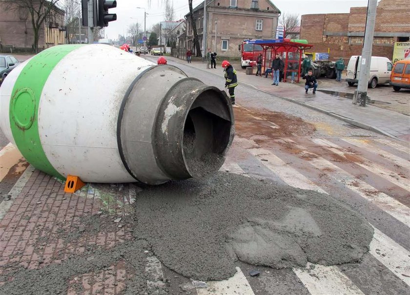 Wielka gruszka z betonem spadła z ciężarówki!