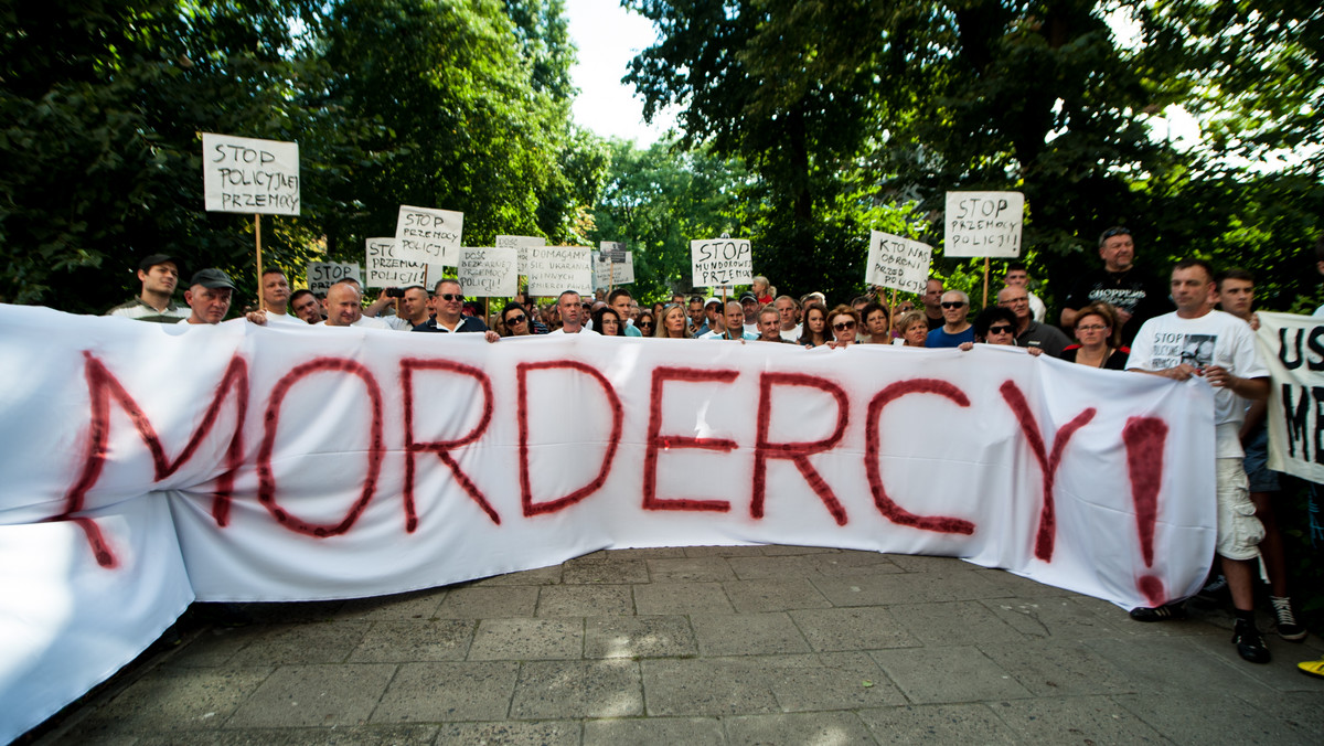 Około 300 osób uczestniczyło w Gdańsku w manifestacji przed komisariatem policji dotyczącej śmierci 30-latka. Według protestujących przyczyną zgonu mężczyzny, do którego doszło dwa tygodnie temu, było brutalne pobicie przez funkcjonariuszy.