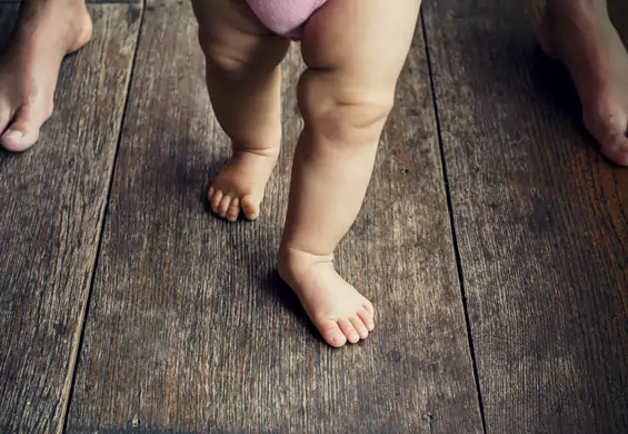 Bose stópki to mądre dziecko - oto dlaczego dobrze, kiedy Twój maluch lubi biegać bez butów