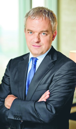 Krawiec szyje wielki Orlen