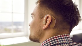 Masz problemy ze słuchem? Sprawdź, czy przysługuje ci dodatkowe 215 zł co miesiąc