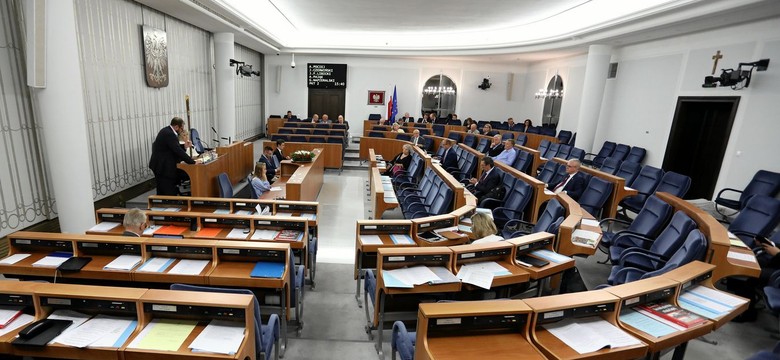 Życie salonowe polityków. Oto, ile senatorowie i posłowie zostawili w lotniskowej strefie VIP